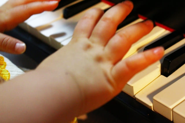 2歳から始めるピアノの冒険！無限の可能性に満ちた音楽教育